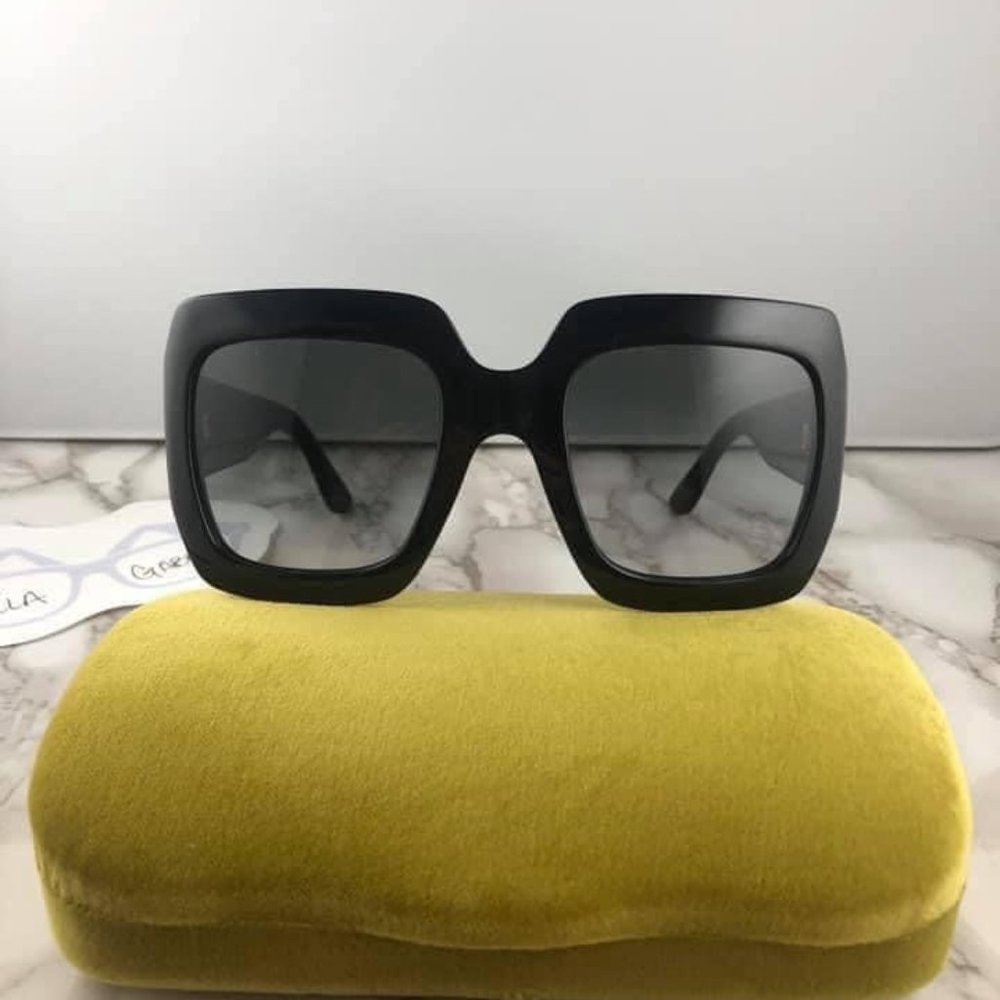 Gucci Oversized Black Square Sunglasses with Gold Logo - Picture 4 of 7